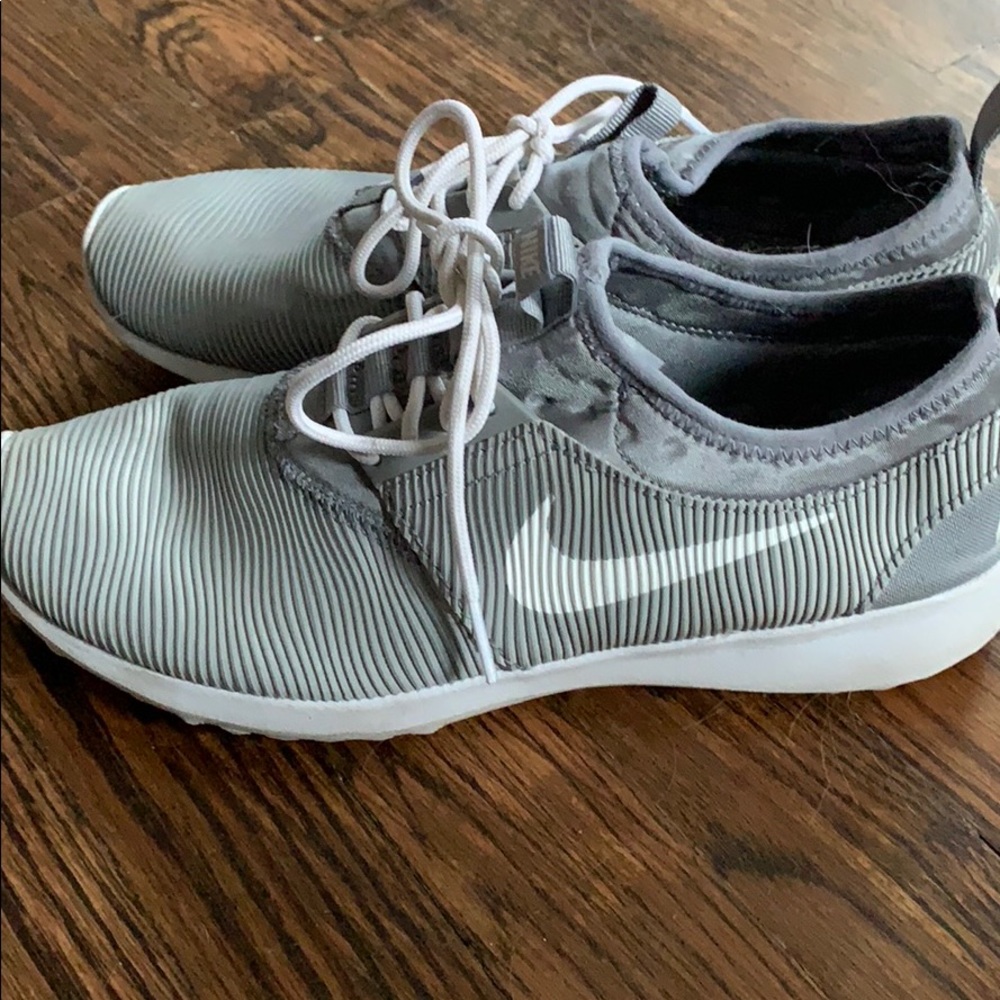 Nike grey women's tennis shoes 9.5